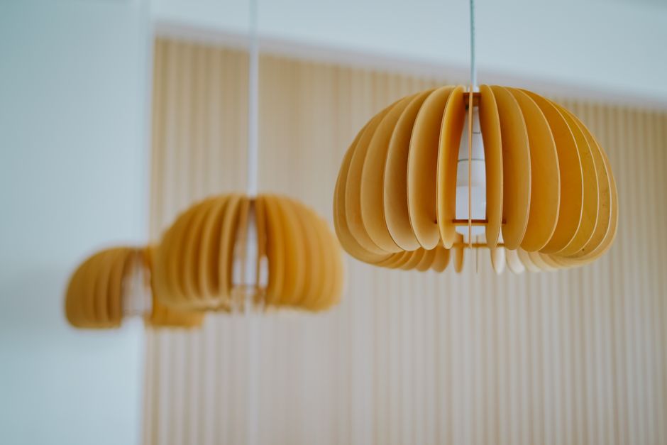 Holz-Pendelleuchten modern interpretieren und kombinieren